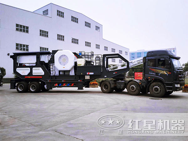 100t移動式建筑垃圾破碎站送貨現(xiàn)場