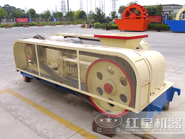 對(duì)輥式破碎機(jī)設(shè)備實(shí)拍