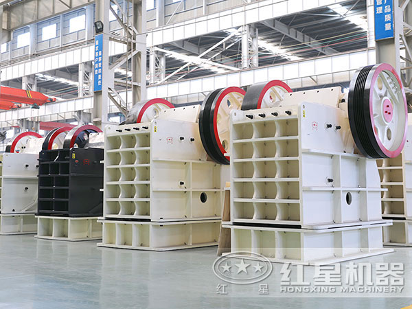 鉀長石顎式破碎機(jī)設(shè)備實(shí)拍