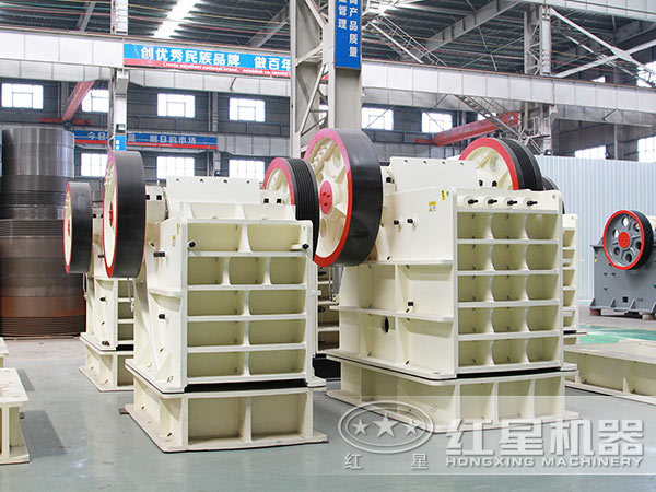 鉀長石顎式破碎機(jī)設(shè)備實(shí)拍