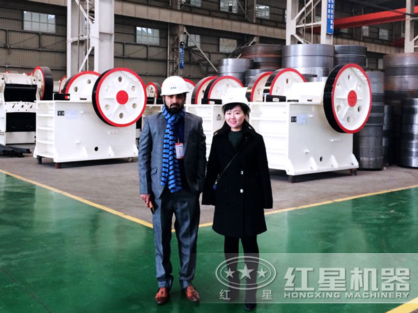 鉀長石顎式破碎機(jī)用戶參觀廠區(qū)留念