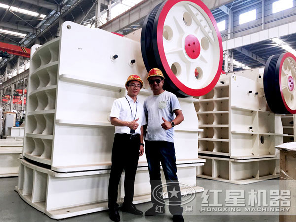 鉀長石顎式破碎機(jī)用戶參觀廠區(qū)留念