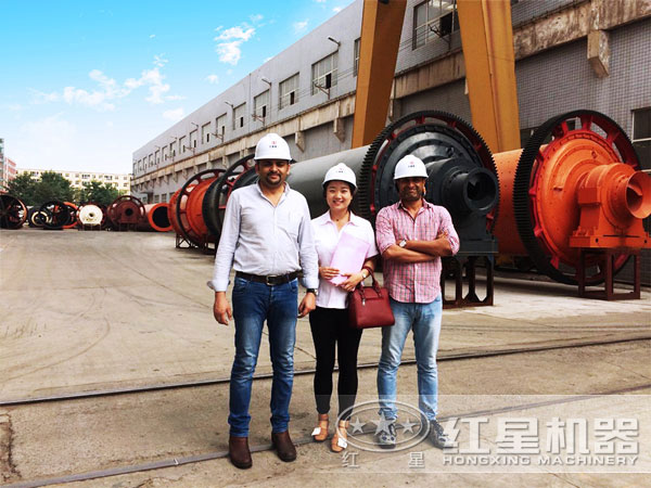 黝銅礦球磨機(jī)用戶參觀廠區(qū)