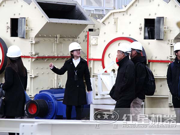 鐵礦石細碎機用戶參觀廠區(qū)