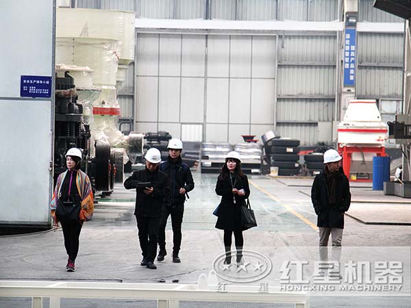花崗巖反擊式破碎機設備廠區(qū)實拍