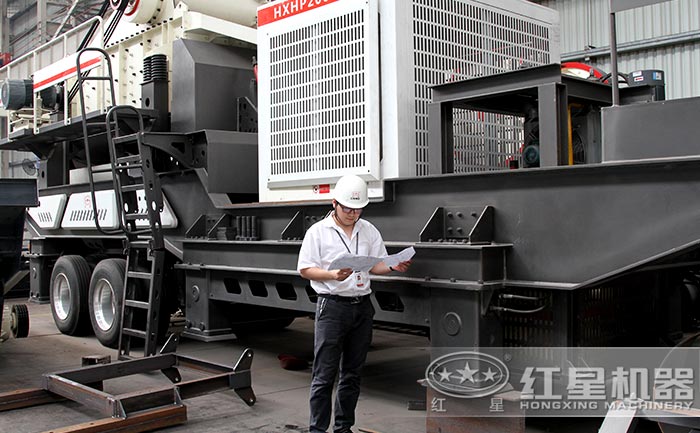 用戶參觀紅星車載移動砸石機設(shè)備廠區(qū)實拍
