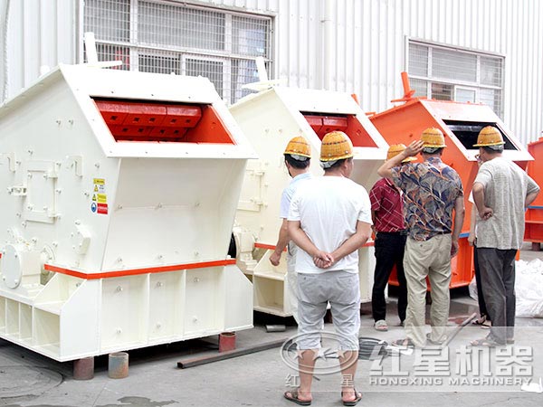 用戶參觀紅星石灰石反擊式破碎機設(shè)備廠區(qū)