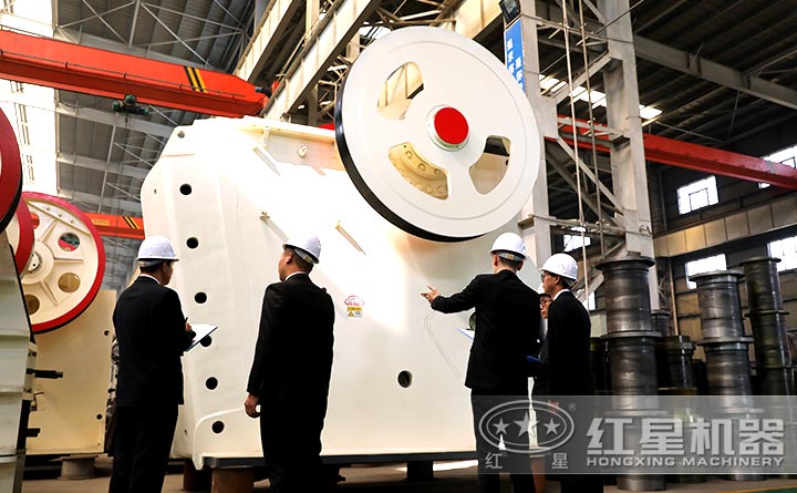 用戶參觀鄂式破碎機(jī)設(shè)備廠區(qū)