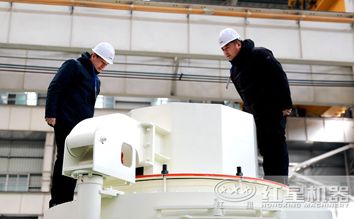 來(lái)廠客戶近距離參觀機(jī)器