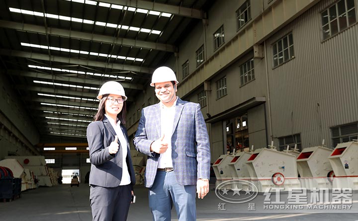 用戶參觀廠區(qū)留念