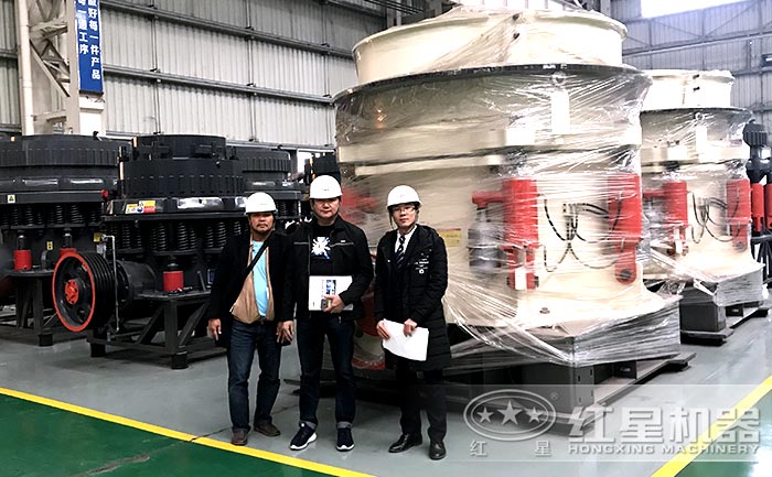 紅星900圓錐式打砂機(jī)用戶參觀廠區(qū)