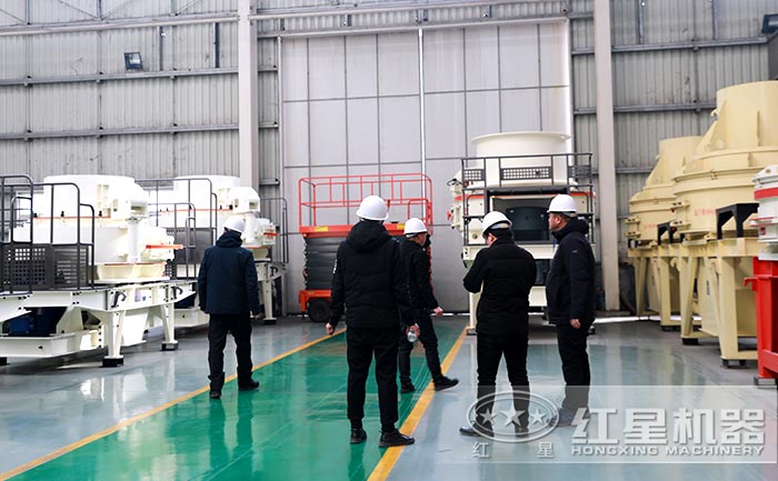 石頭制砂機用戶參觀廠區(qū)