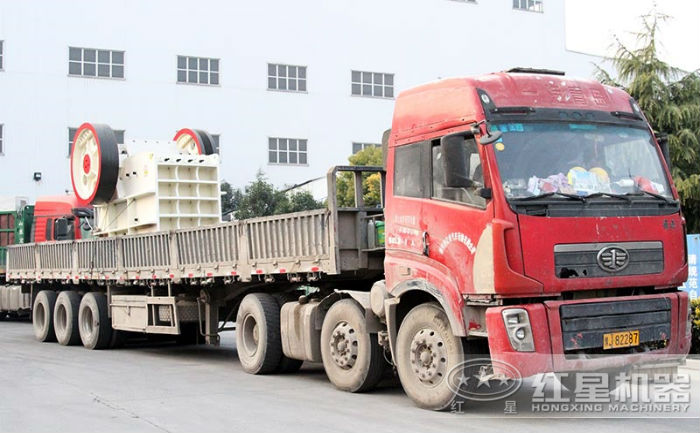 白云母顎式破碎機(jī)發(fā)貨現(xiàn)場