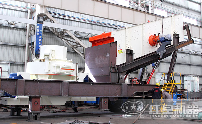 紅星汽車制砂機(jī)設(shè)備廠區(qū)-半成品展示，正在安裝中