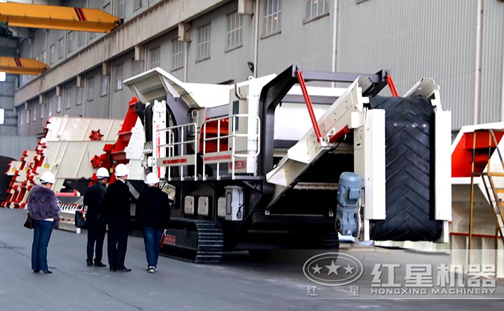 用戶正在考察紅星機(jī)器建筑垃圾移動破碎機(jī)廠區(qū)