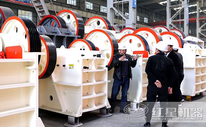 pe400*600顎破廠區(qū)內，技術經(jīng)理接待考察用戶