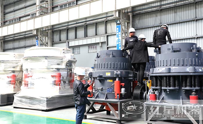 客戶考察單缸圓錐破碎機(jī)設(shè)備車間