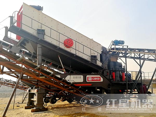 輪胎式移動破碎機處理建筑垃圾現(xiàn)場