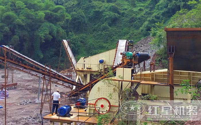 錘式破碎機(jī)工作現(xiàn)場