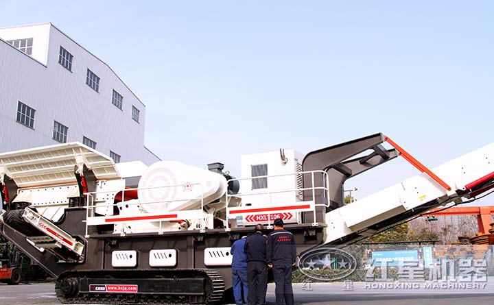 客戶考察紅星移動式破碎機(jī)廠區(qū)，免費(fèi)技術(shù)咨詢現(xiàn)場