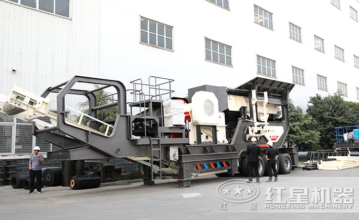 經(jīng)理為客戶推薦車載移動(dòng)式磕石機(jī)