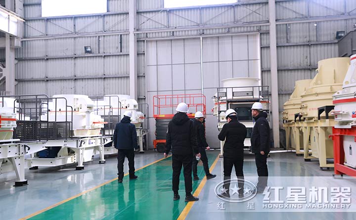 客戶來紅星制砂機設備廠區(qū)參觀