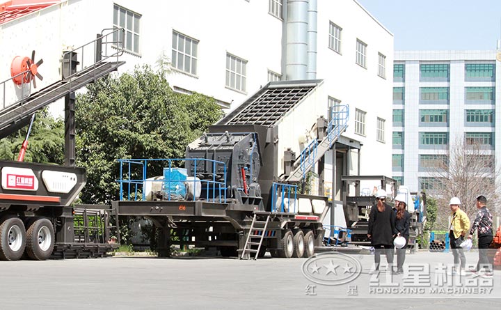 紅星建筑垃圾破碎機(jī)廠區(qū)，客戶正在考察中