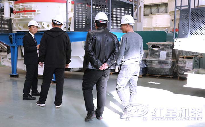 技術(shù)經(jīng)理為客戶一對一指導(dǎo)購機