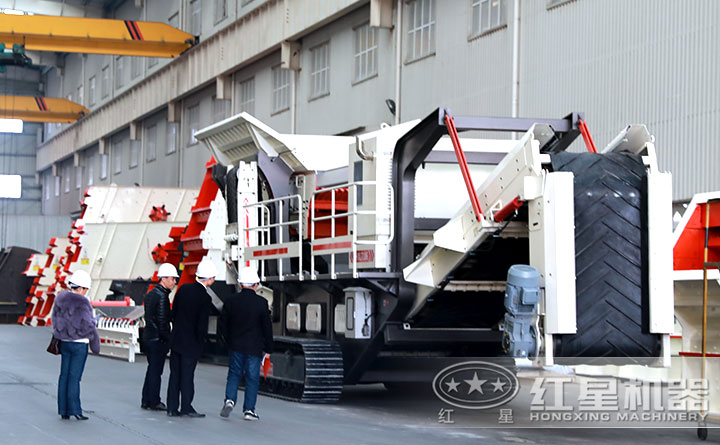 破碎拆遷垃圾一體機(jī)客戶來廠參觀中
