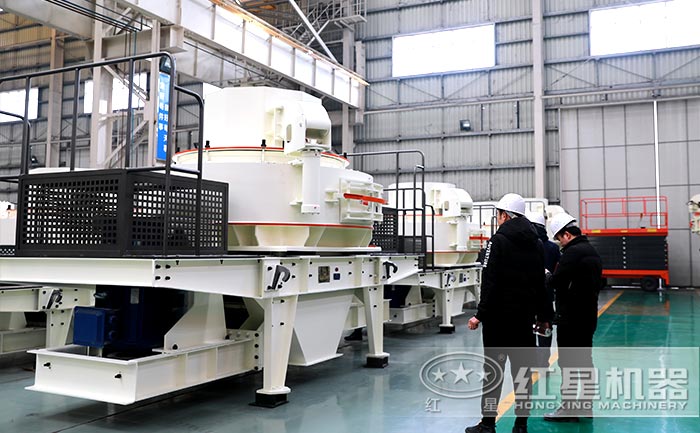 制沙機(jī)器廠區(qū)，客戶正在參觀中