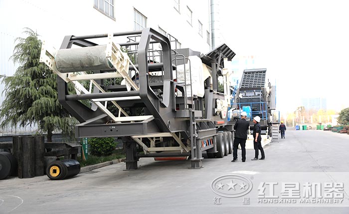 客戶參觀紅星建筑垃圾粉碎機設備廠區(qū)