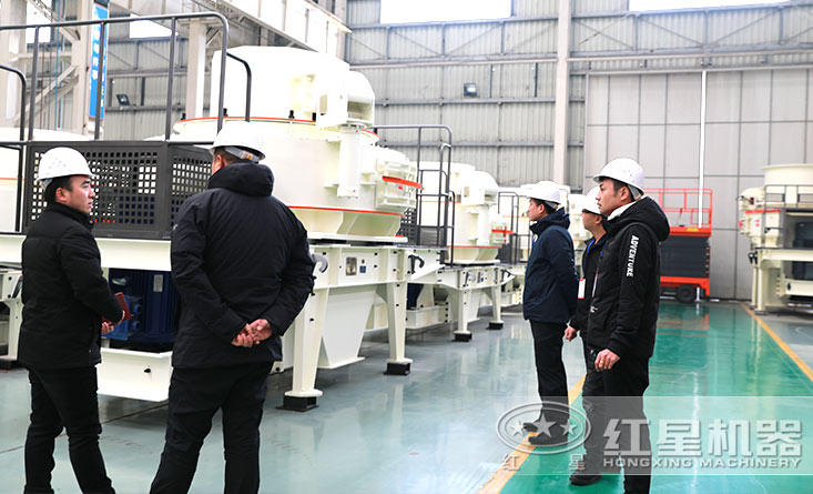 制砂機械廠區(qū)內(nèi)，客戶正參觀