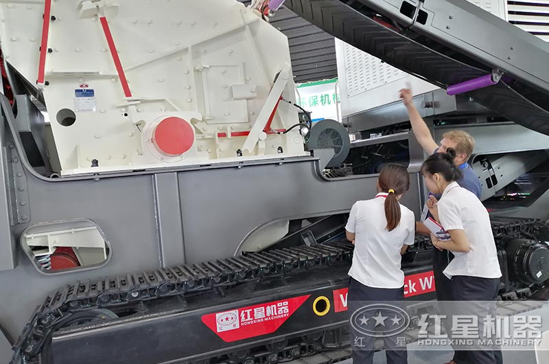 客戶到廠區(qū)參觀考察移動破碎機
