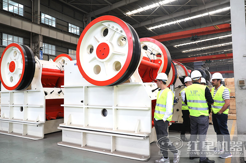 投資用戶參觀大型顎式破碎機現(xiàn)場